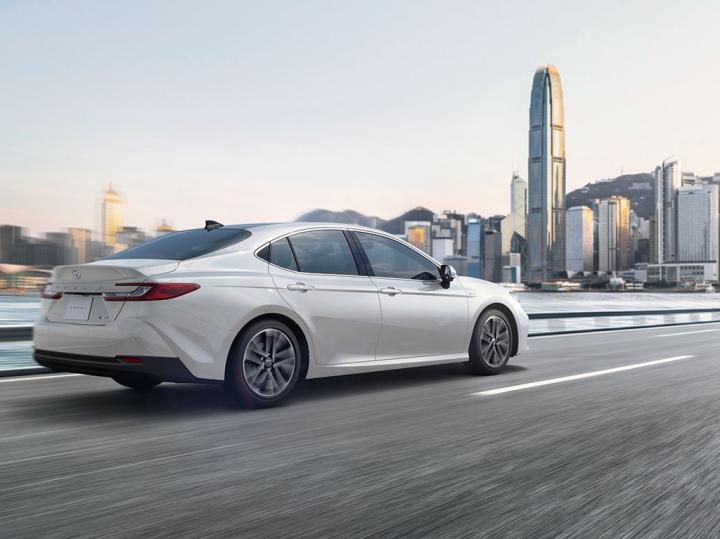 rent a car toyota camry photo